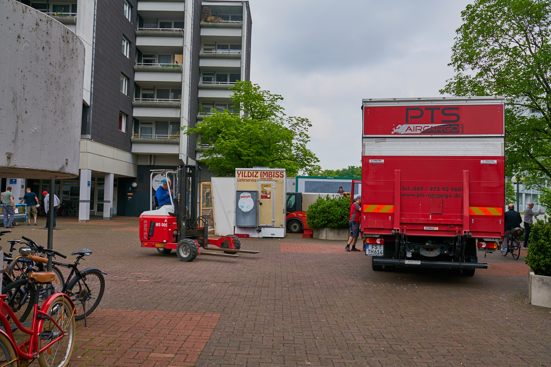 Die Regale für unser neuen EDEKA-Einkaufsmarkt werden geliefert.