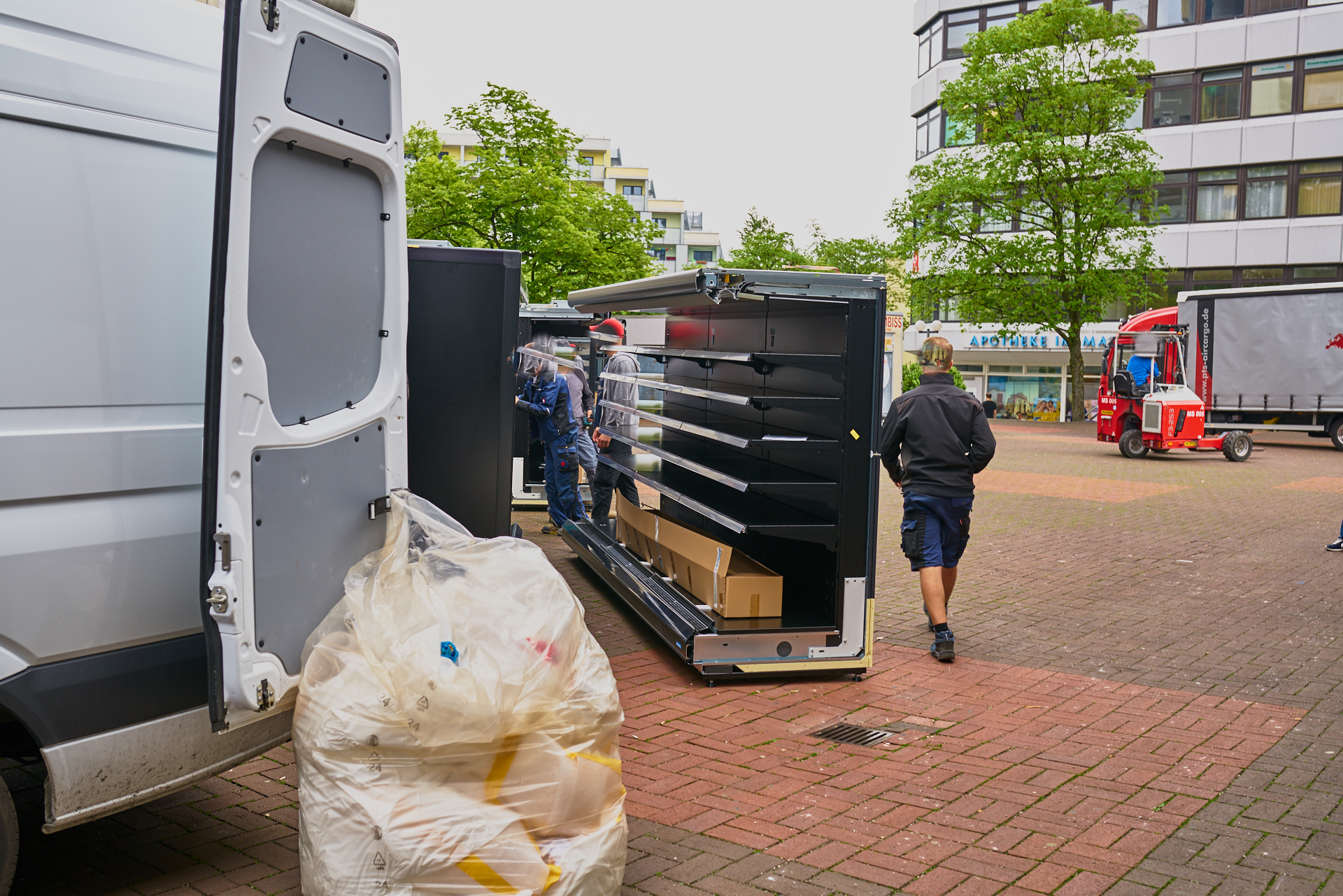 Die Regale für unser neuen EDEKA-Einkaufsmarkt werden geliefert.