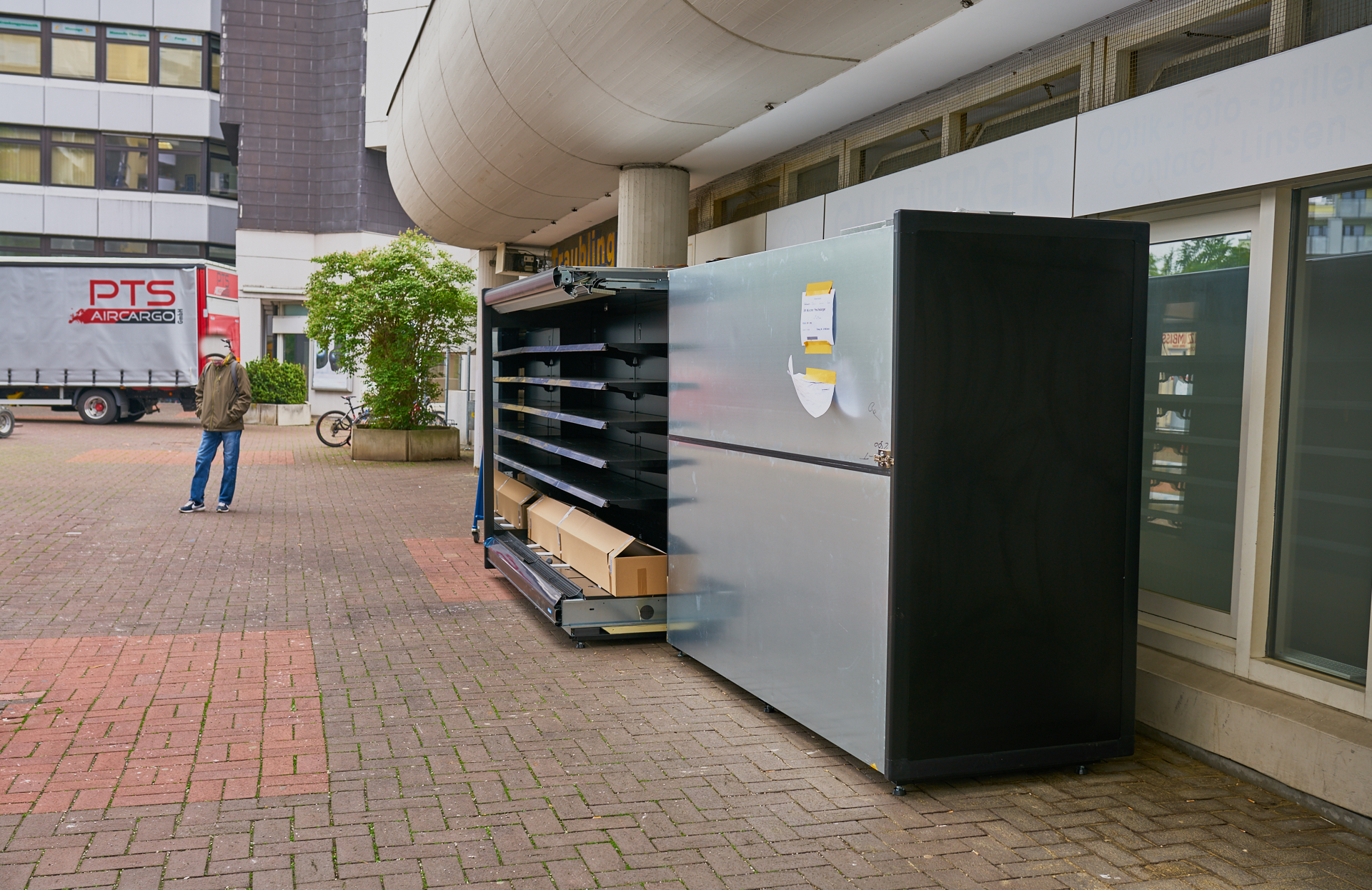 Die Regale für unser neuen EDEKA-Einkaufsmarkt werden geliefert.