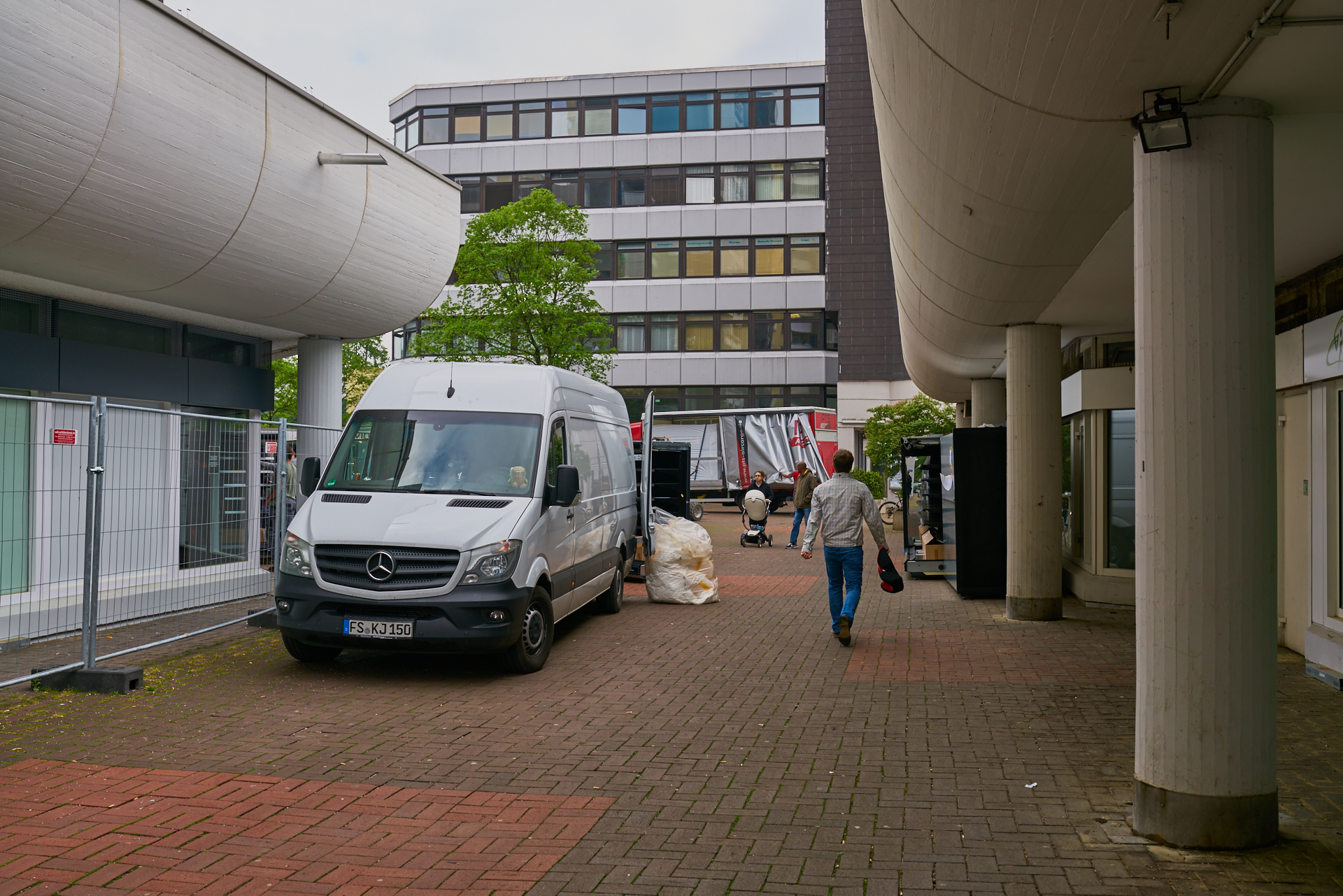 Die Regale für unser neuen EDEKA-Einkaufsmarkt werden geliefert.