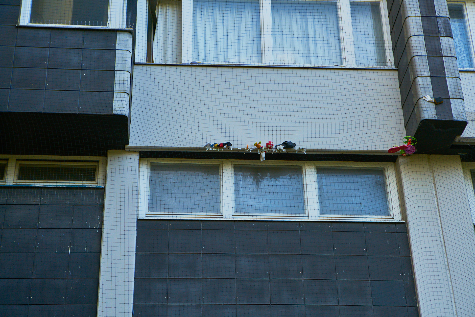 Marx-Zentrum und der Müll imTaubennetz.