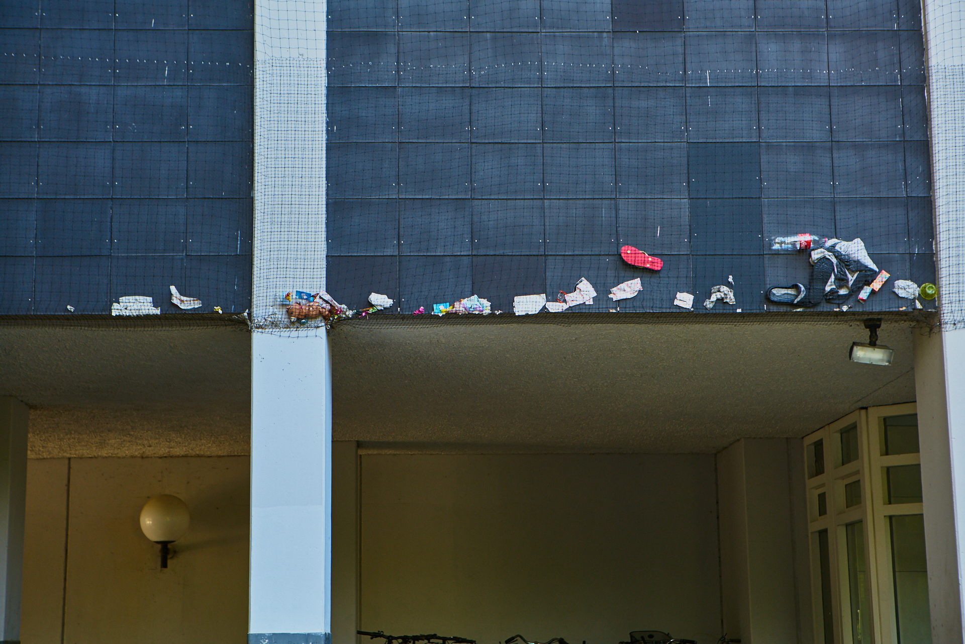 Marx-Zentrum und der Müll imTaubennetz.