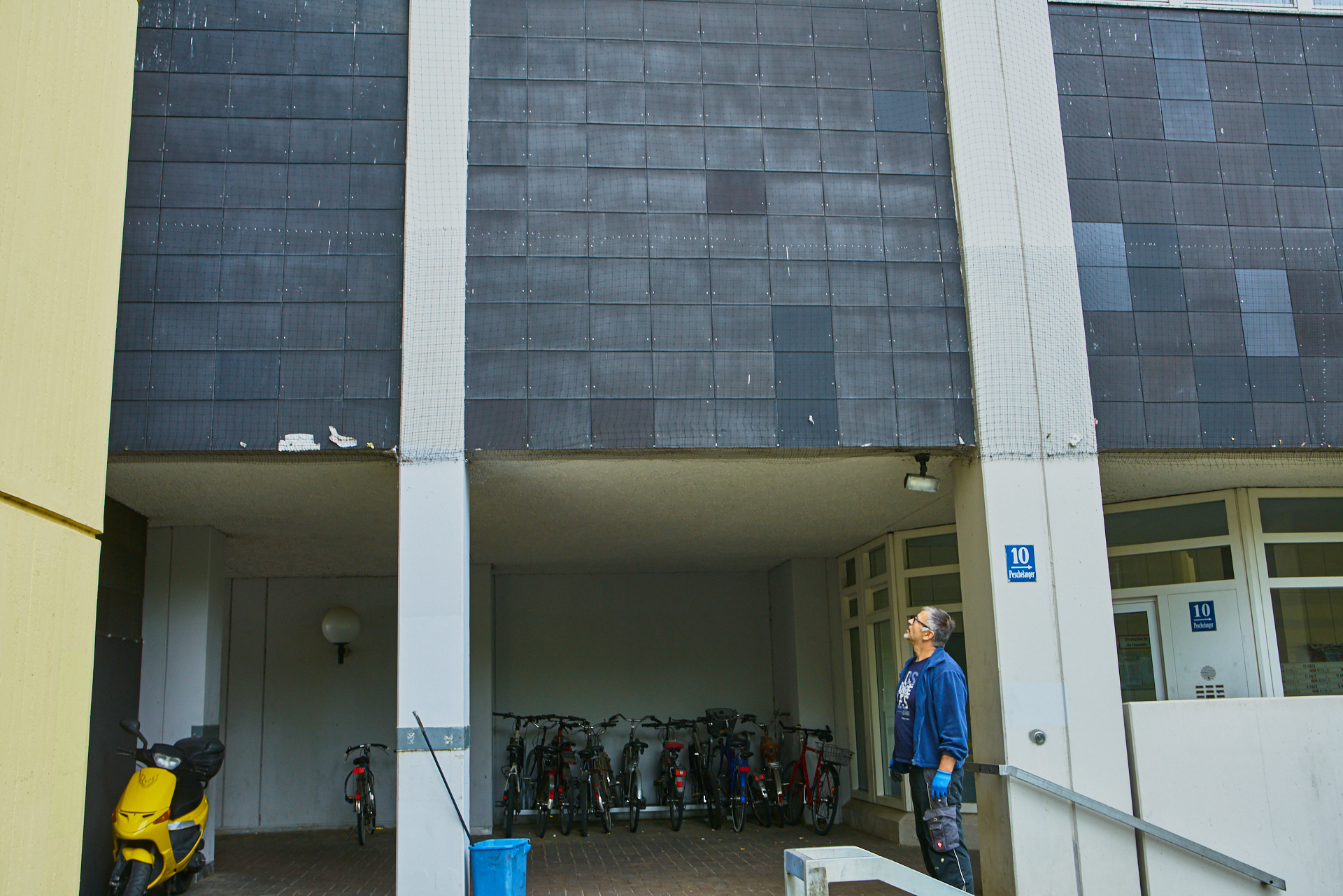 Marx-Zentrum und der Müll imTaubennetz.