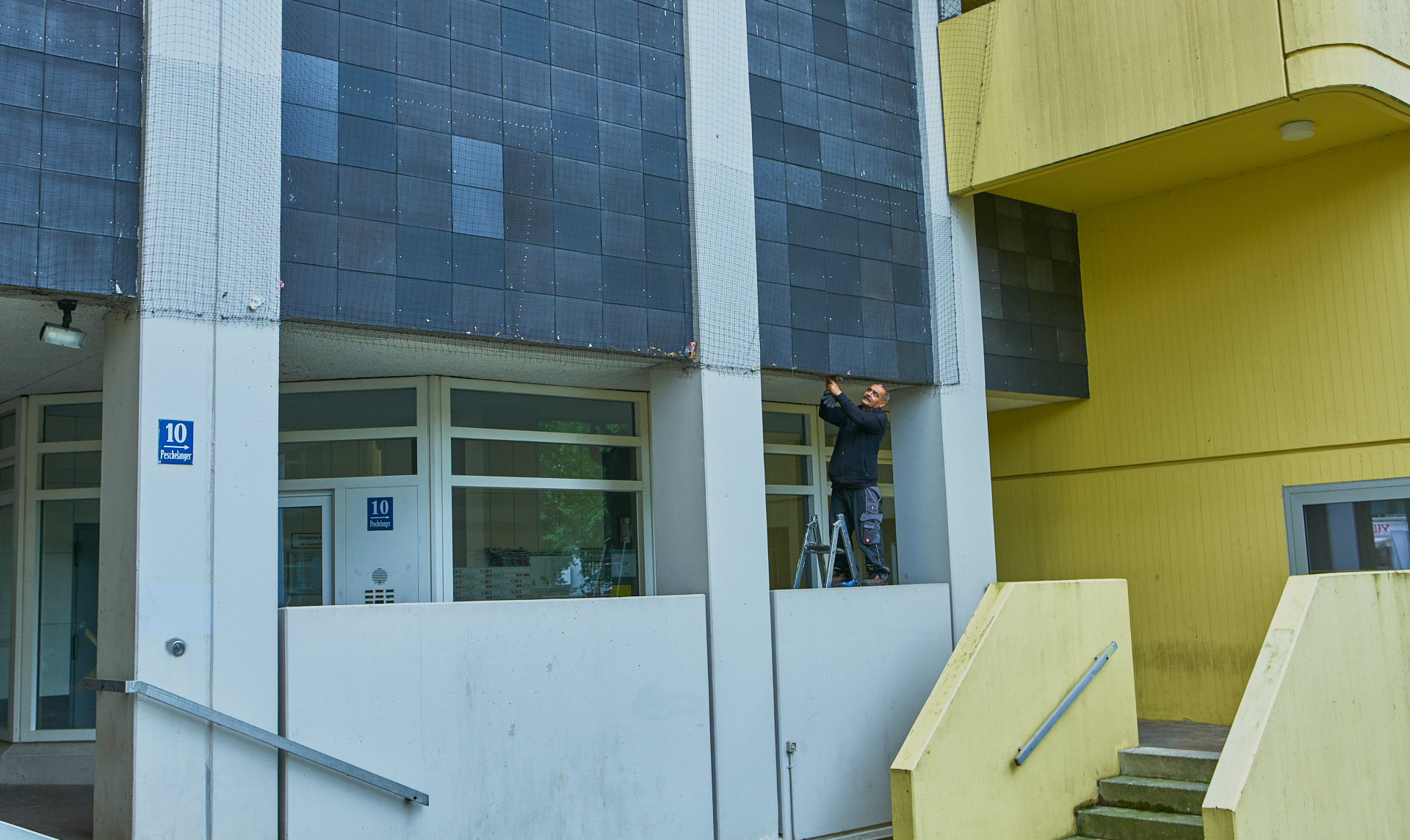 Marx-Zentrum und der Müll imTaubennetz.