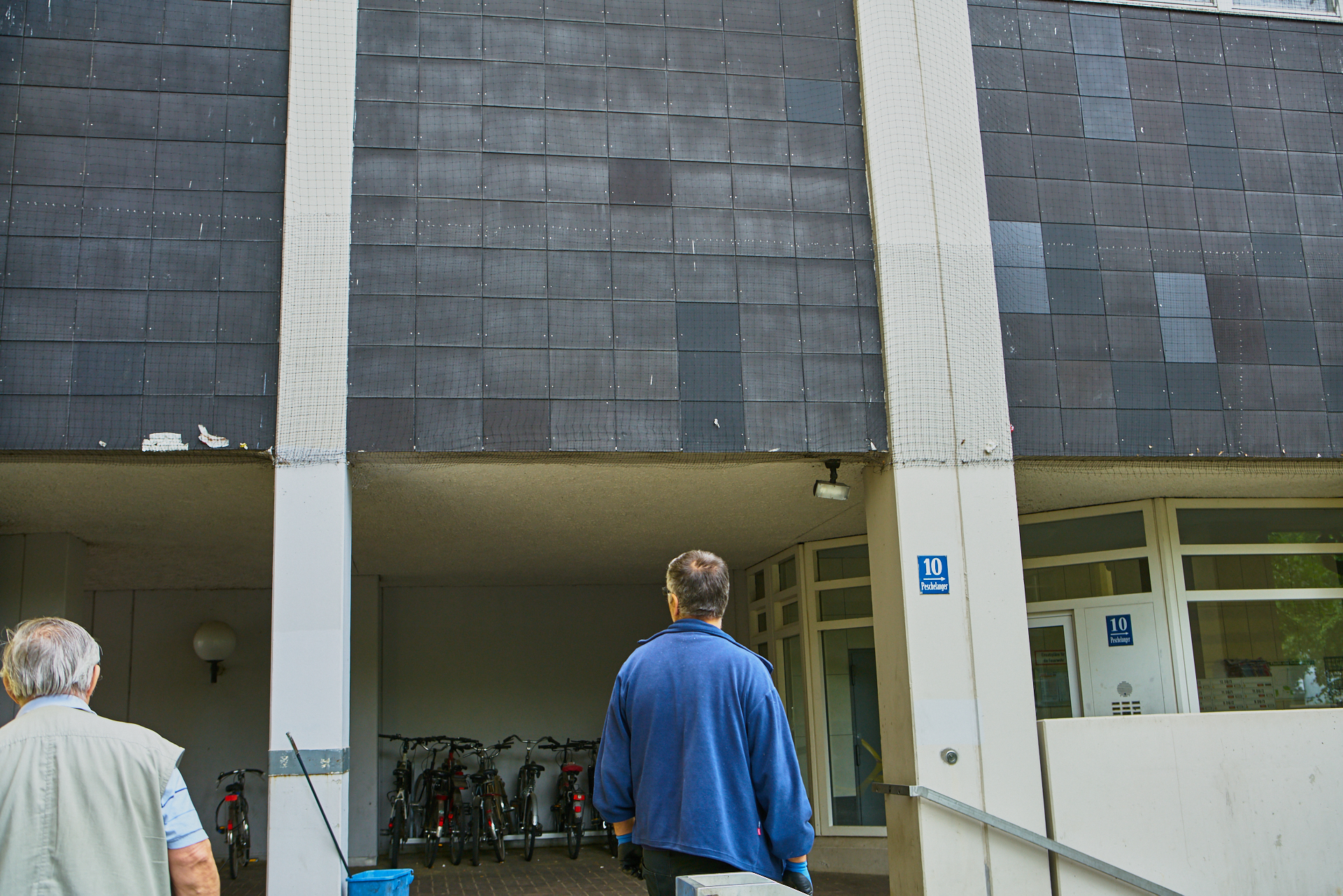 Marx-Zentrum und der Müll imTaubennetz.