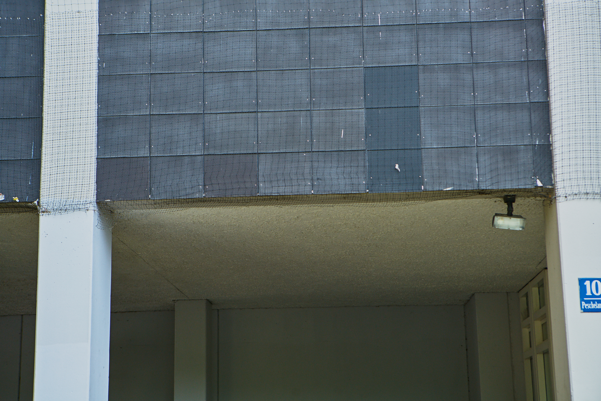 Marx-Zentrum und der Müll imTaubennetz.