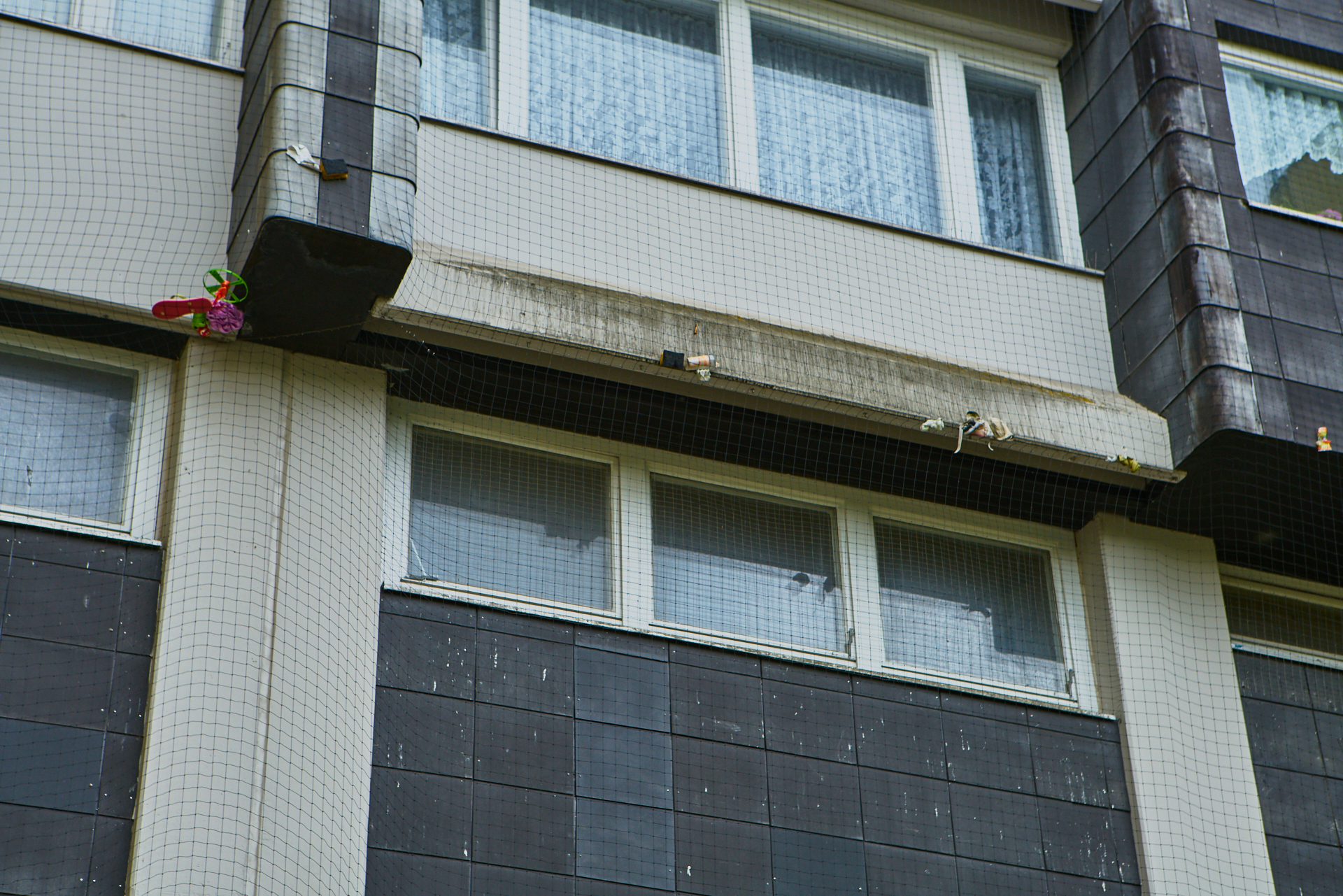 Marx-Zentrum und der Müll imTaubennetz.