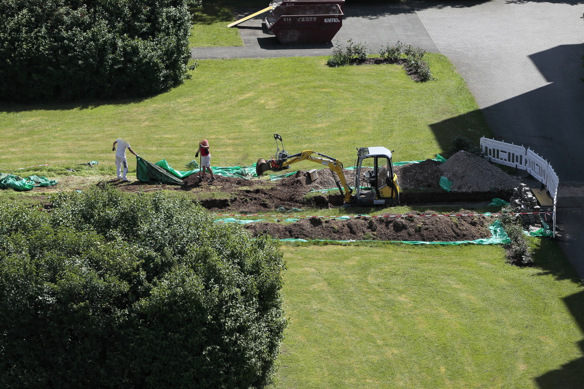 16.05.2024 - Erde für Tiefgaragensanierung am KMR 52-62