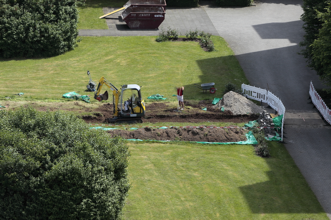 16.05.2024 - Erde für Tiefgaragensanierung am KMR 52-62