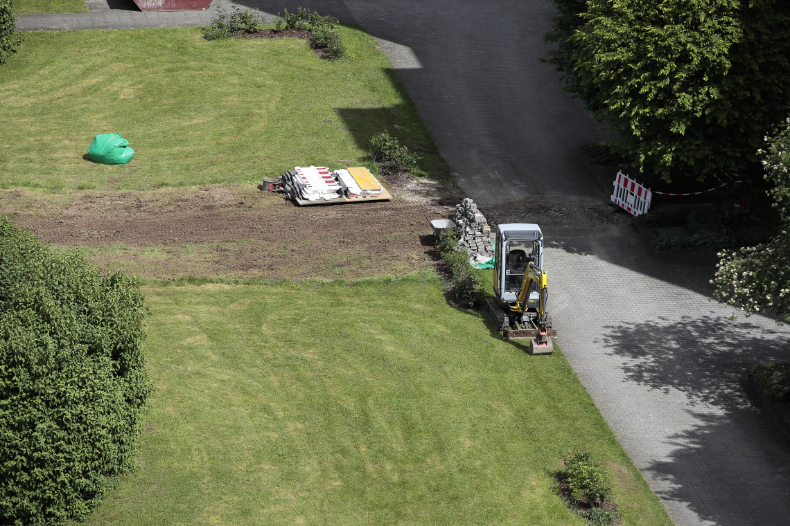 16.05.2024 - Erde für Tiefgaragensanierung am KMR 52-62